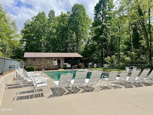 1081 Cove Rd Unit 612, Sevierville, TN 37876 - community pool with a patio and view of wooded area