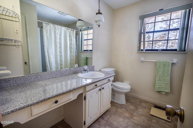 bathroom featuring visible vents, baseboards, toilet, a shower with shower curtain, and vanity