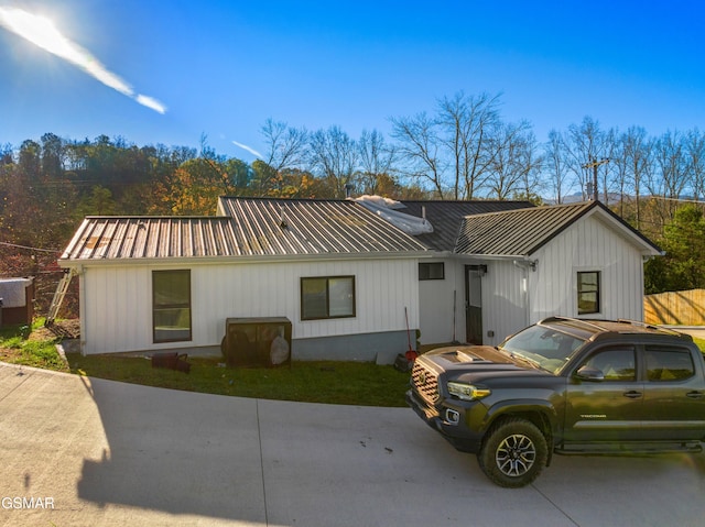 view of modern farmhouse style home