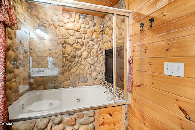 bathroom featuring a washtub