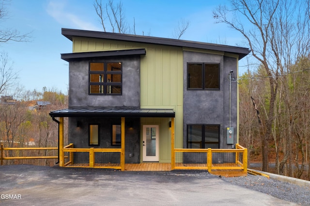 view of front of home featuring covered porch