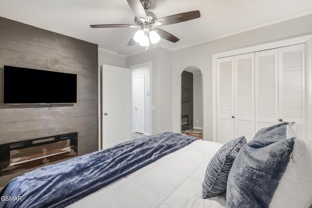 2887 Pine Haven Dr, Sevierville, TN 37862 - bedroom featuring arched walkways, a closet, ceiling fan, and ornamental molding