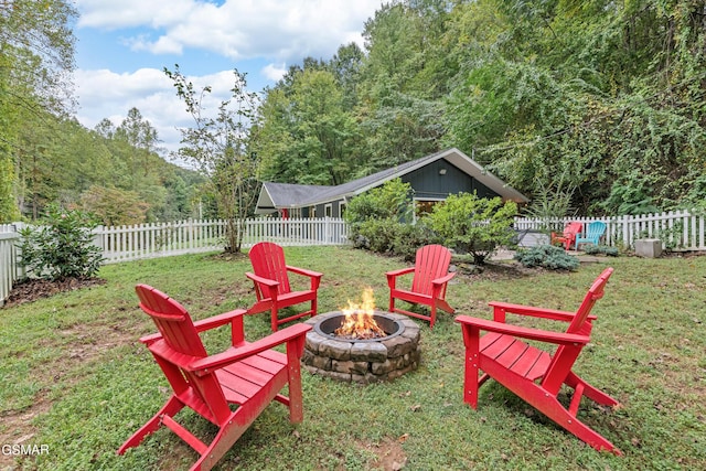 view of yard featuring an outdoor fire pit