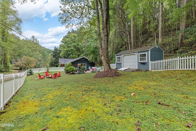 view of yard featuring a storage unit