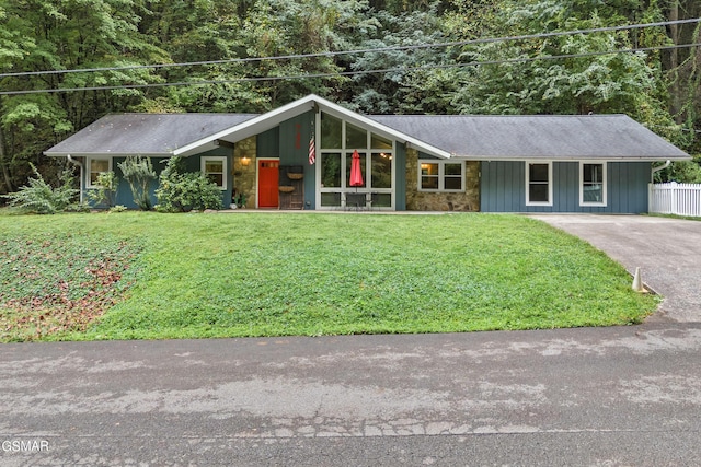 ranch-style home with a front lawn