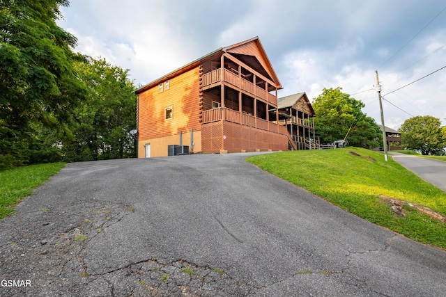 2031 Oakmont Dr, Sevierville, TN 37876 - view of building exterior featuring cooling unit and asphalt driveway