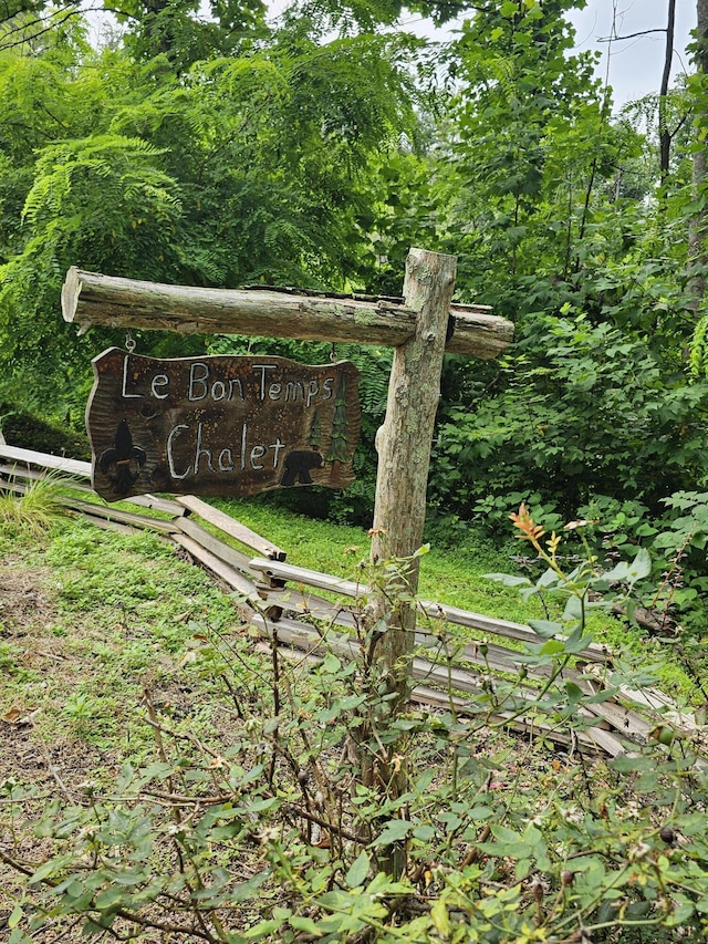 view of community / neighborhood sign