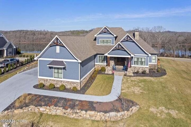 craftsman inspired home featuring a front yard