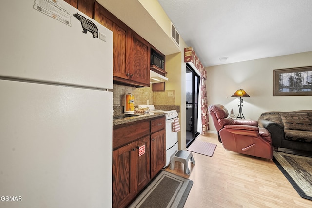 354 E Holly Ridge Rd Ste 301, Gatlinburg, TN 37738 - kitchen with white appliances, open floor plan, light wood-style floors, visible vents, and decorative backsplash