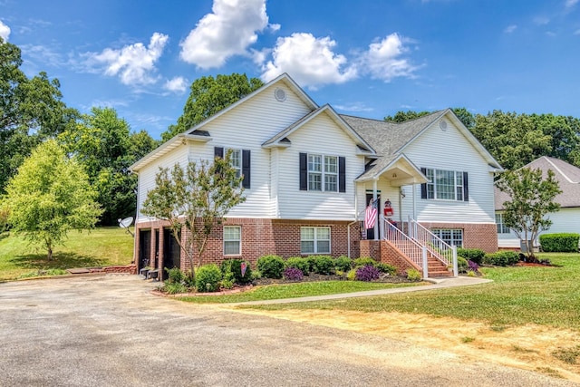 split foyer home featuring a front lawn