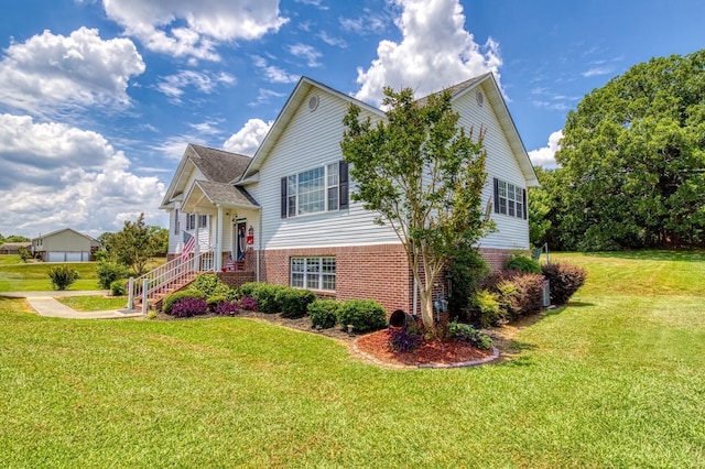 view of front of property featuring a front lawn