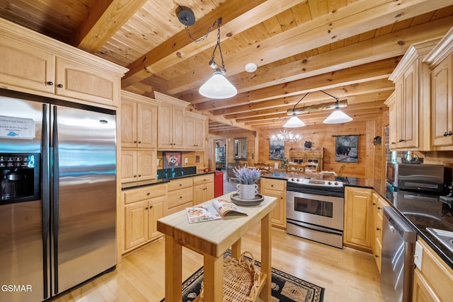 915 Statham Way, Gatlinburg, TN 37738 - kitchen featuring appliances with stainless steel finishes, light brown cabinets, a peninsula, light wood-type flooring, and dark countertops