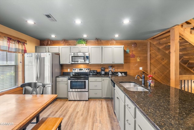 kitchen with light wood finished floors, visible vents, stainless steel appliances, a sink, and recessed lighting