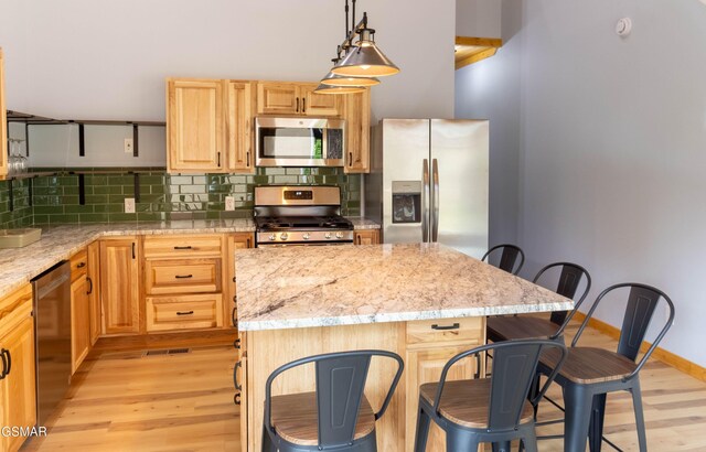 617 Davenport Rd, Gatlinburg, TN 37738 - kitchen featuring stainless steel appliances, a kitchen breakfast bar, a center island, and backsplash