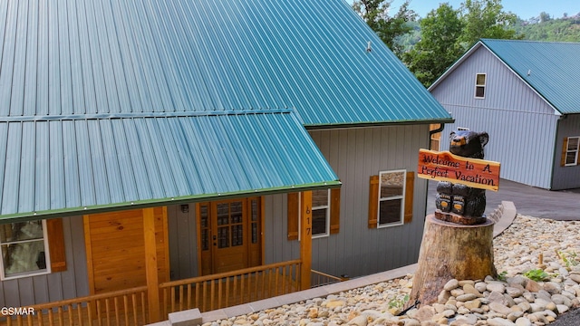 617 Davenport Rd, Gatlinburg, TN 37738 - view of property exterior with a metal roof and a porch