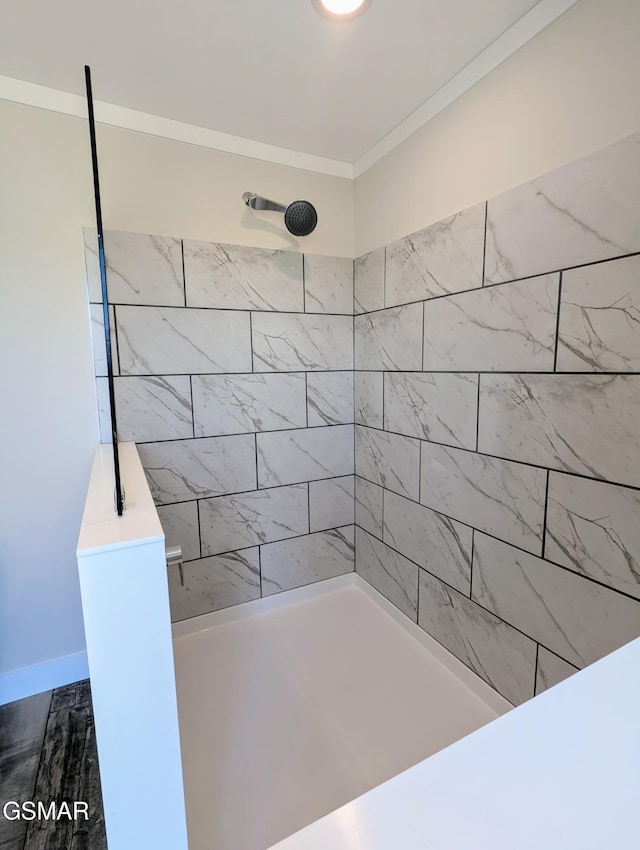 141 Hill Loop, Madisonville, TN 37354 - bathroom featuring tiled shower, crown molding, and wood finished floors