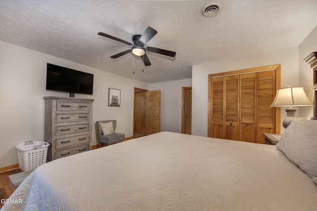 1315 Mccarter Hollow Rd, Sevierville, TN 37862 - bedroom featuring wood finished floors, a textured ceiling, and a ceiling fan