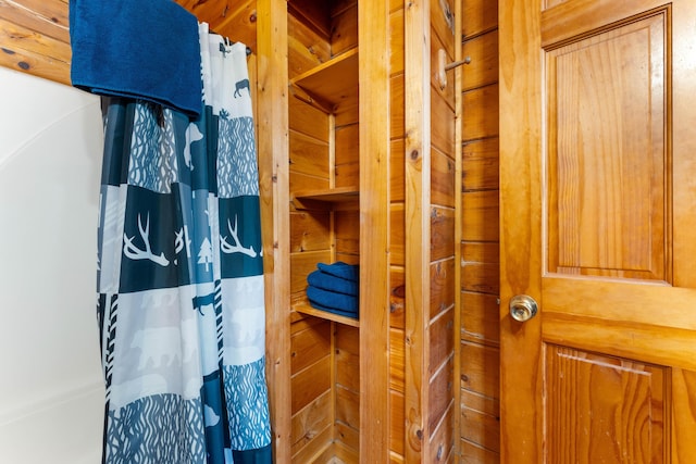 bathroom featuring a shower with curtain