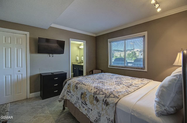 3215 N River Rd Unit 103, Pigeon Forge, TN 37863 - bedroom featuring crown molding, a closet, and ensuite bath