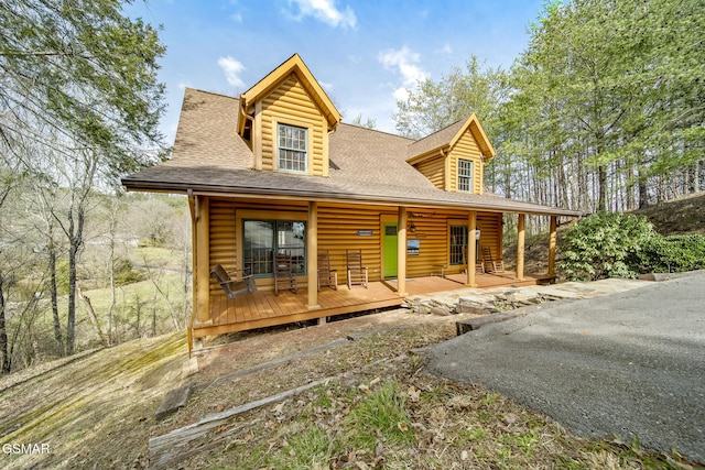 view of front of property featuring a shingled roof