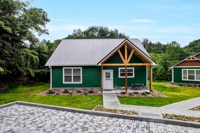 1014 Pinyon Cir, Pigeon Forge, TN 37863 - view of front of home featuring covered porch, a front yard, and a metal roof