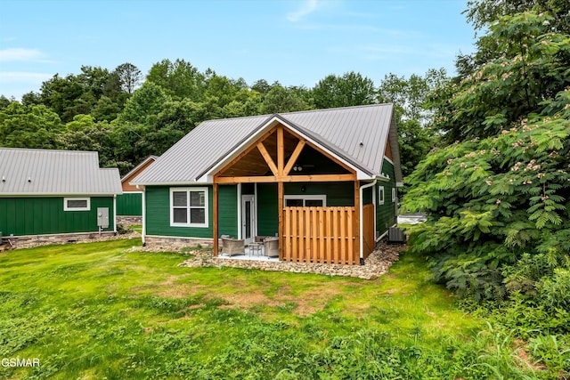 1014 Pinyon Cir, Pigeon Forge, TN 37863 - view of front of house with a front lawn and a metal roof