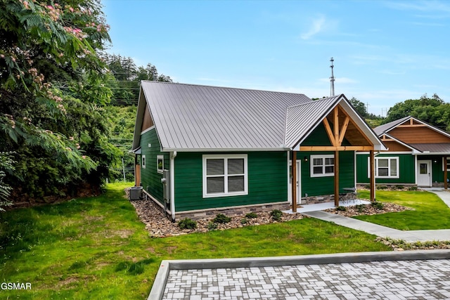 1014 Pinyon Cir, Pigeon Forge, TN 37863 - view of front of property with a metal roof and a front lawn