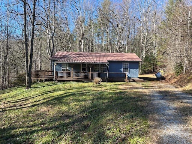 view of front of property featuring a front lawn