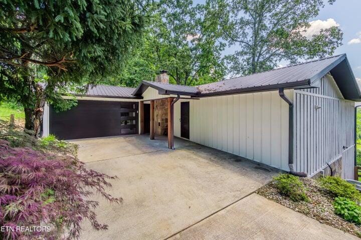 ranch-style home featuring a garage