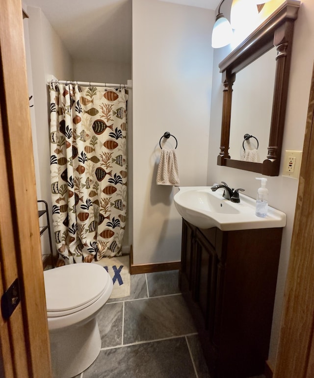 bathroom featuring a shower with shower curtain, vanity, and toilet