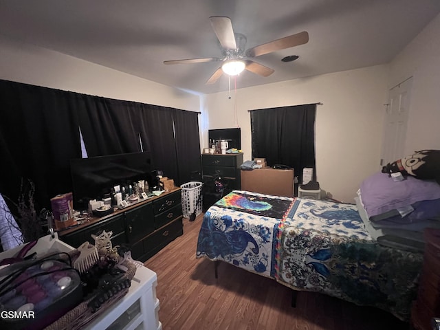 bedroom featuring light wood-style flooring and a ceiling fan