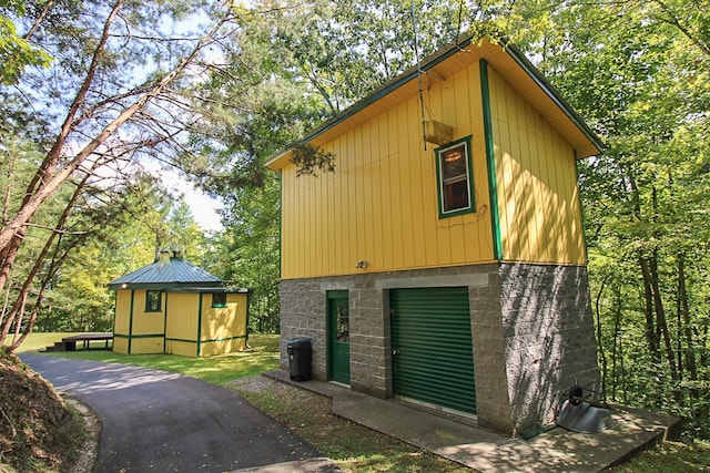 view of front of home with an outdoor structure and a storage shed