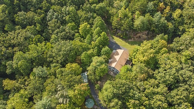 birds eye view of property featuring a forest view