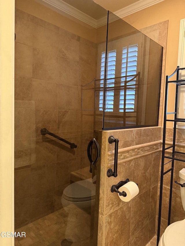 915 Fine Glen Dr, Sevierville, TN 37862 - bathroom with toilet, crown molding, a tile shower, and tile walls