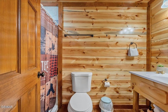 2864 Owens Ridge Way, Sevierville, TN 37876 - full bathroom featuring wooden walls, toilet, vanity, and curtained shower