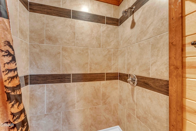 room details featuring a tile shower