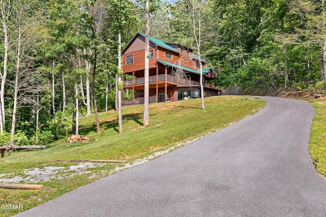3181 Thomas Headrick Rd, Sevierville, TN 37862 - rustic home featuring a front yard, a view of trees, driveway, and a wooden deck