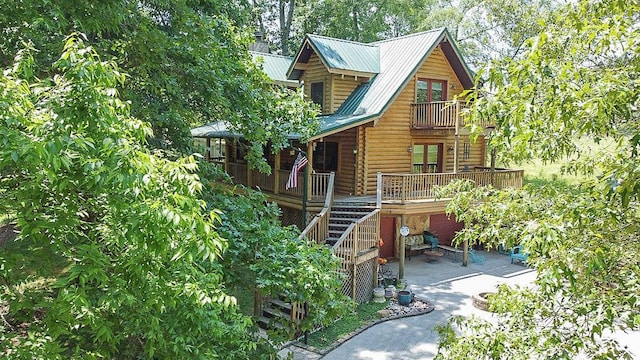 view of front facade featuring a deck and a balcony