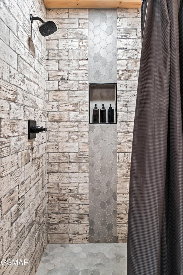 full bathroom featuring a tile shower