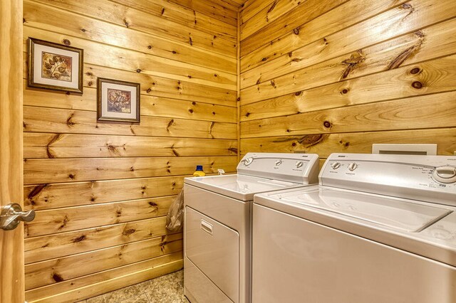 washroom featuring washing machine and clothes dryer