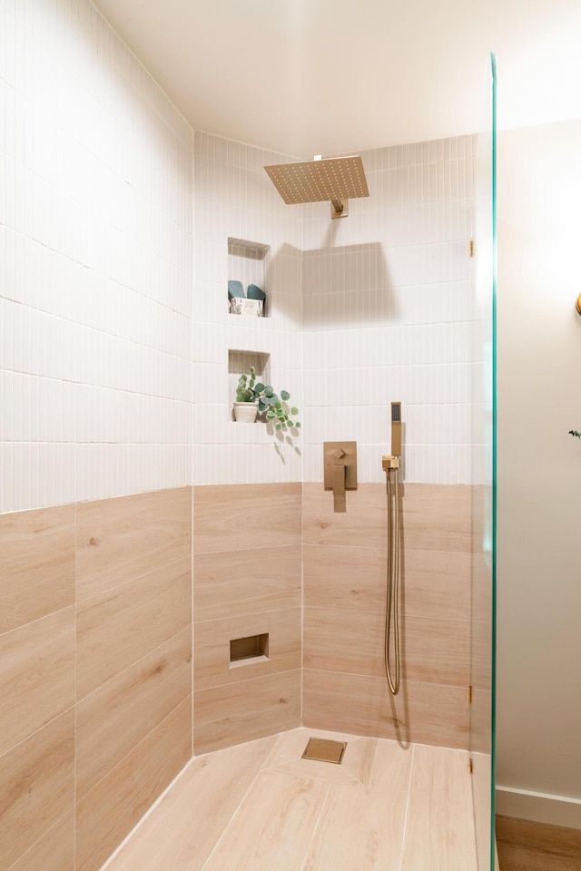 1008 Glades Rd, Gatlinburg, TN 37738 - bathroom featuring a tile shower