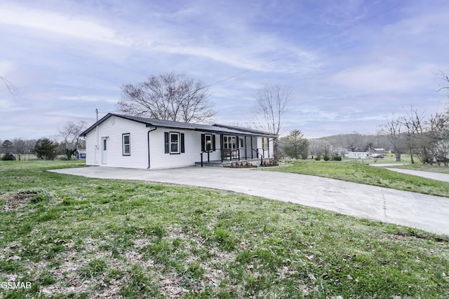 view of front of property featuring driveway and a front yard