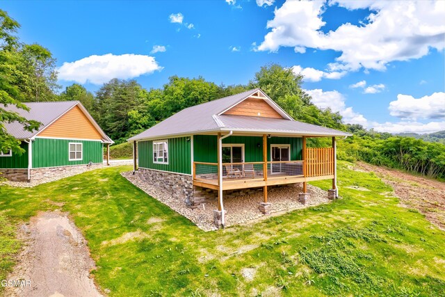 1012 Pinyon Cir, Pigeon Forge, TN 37863 - view of front of house featuring a front yard and a metal roof