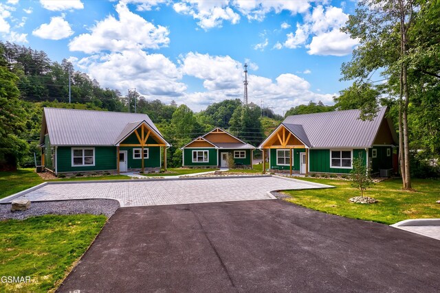 1012 Pinyon Cir, Pigeon Forge, TN 37863 - view of front facade featuring a metal roof and a front yard