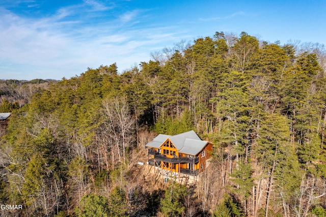 birds eye view of property featuring a wooded view