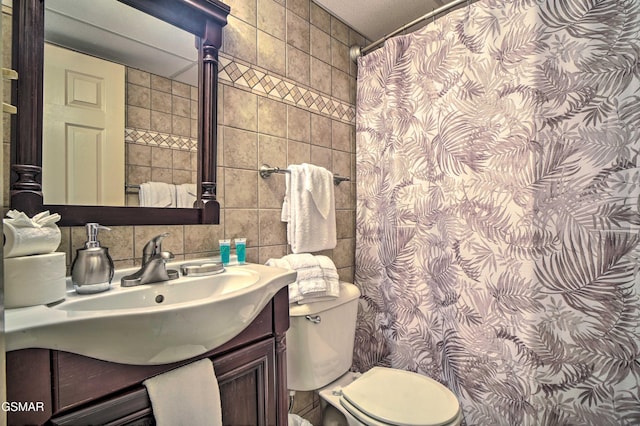 full bath featuring a shower with curtain, toilet, vanity, and tile walls