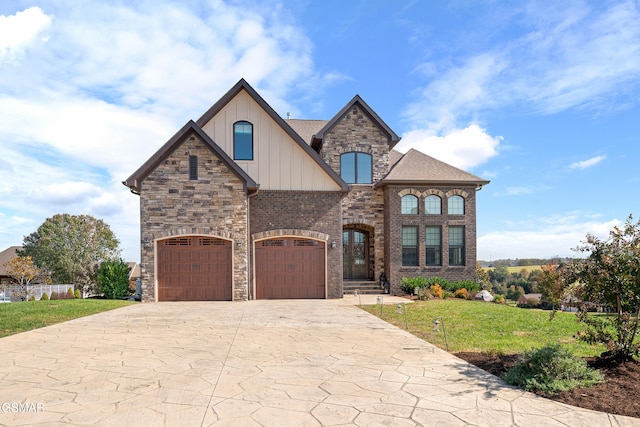 view of front of property featuring a front lawn