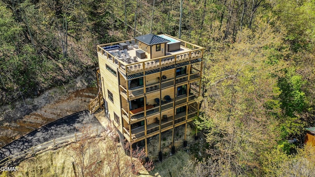 bird's eye view featuring a forest view