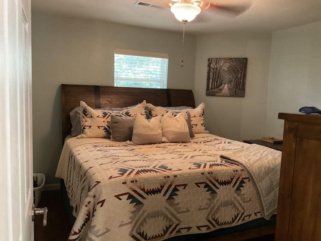 bedroom with ceiling fan