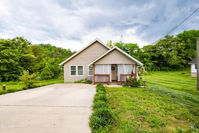 view of front of home featuring a front lawn and concrete driveway